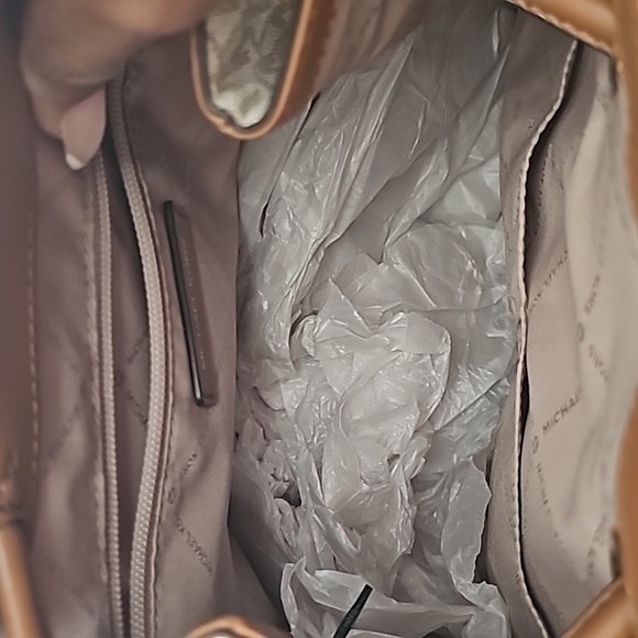 Large back pack - Picture 3 of 9